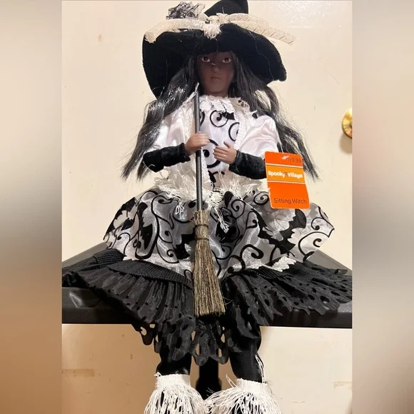 Sitting Witch Doll - Picture 3 of 8
